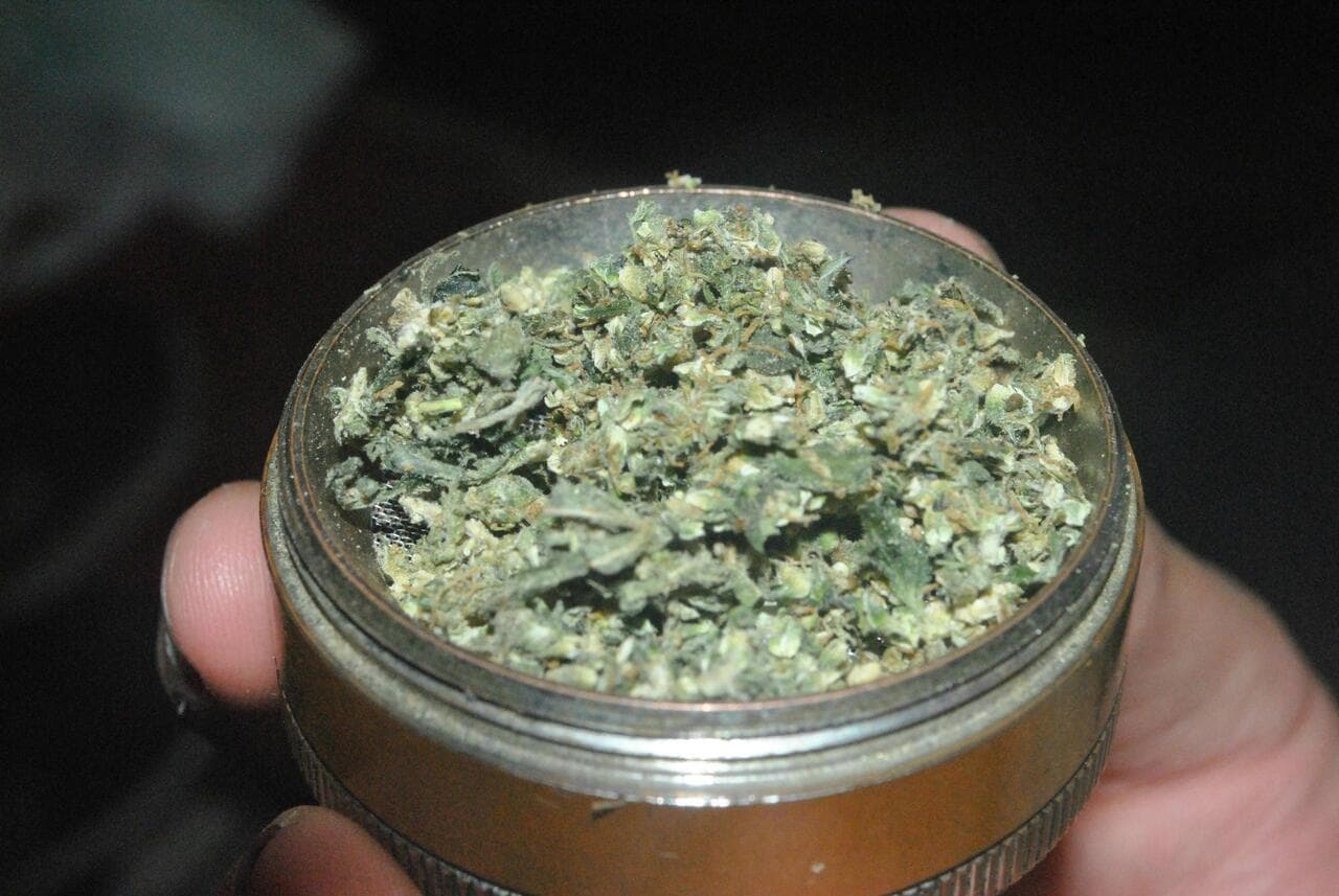 How to Chop Weed Effectively When Your Grinder’s Gone Missing 